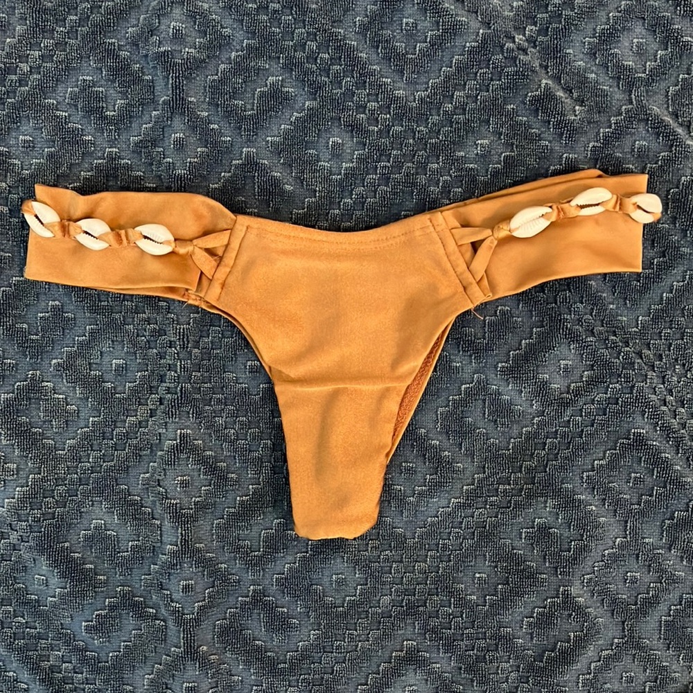 RARE Montce XS Puca Shell Uno Bottom